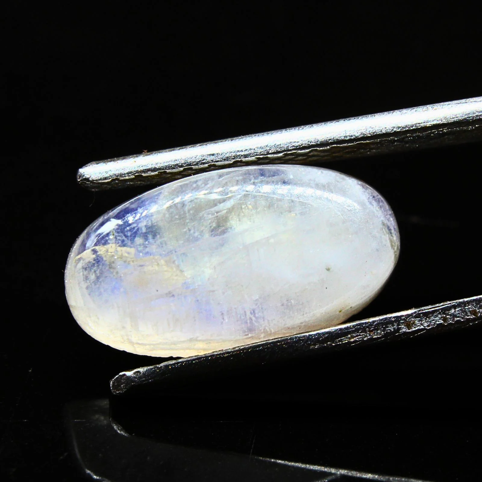 3.9Ct Natural Rainbow Moonstone - Image 2
