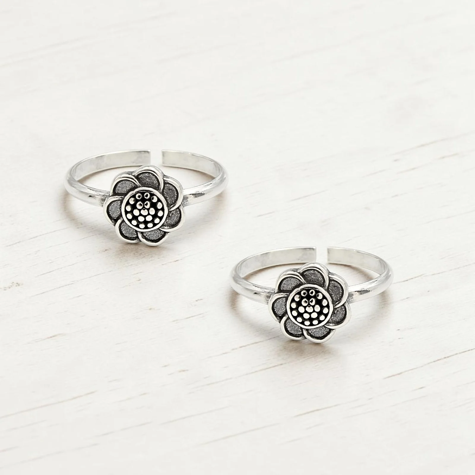 925 Real Silver Women Daisy Flower Comfortable Oxidized Toe Ring - Pair