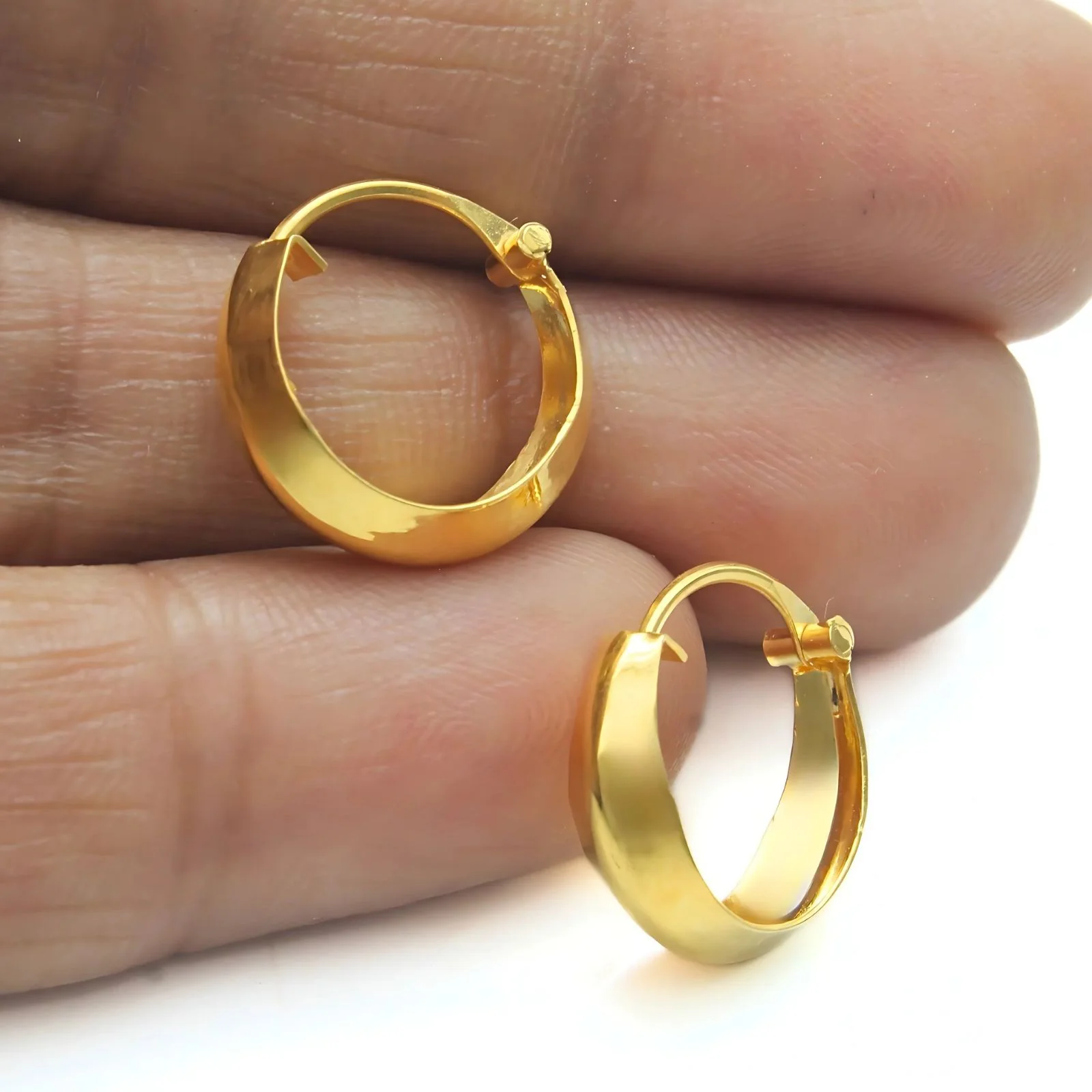 Indian hinged hoop V shape earrings 18k Solid Yellow Gold - Image 2
